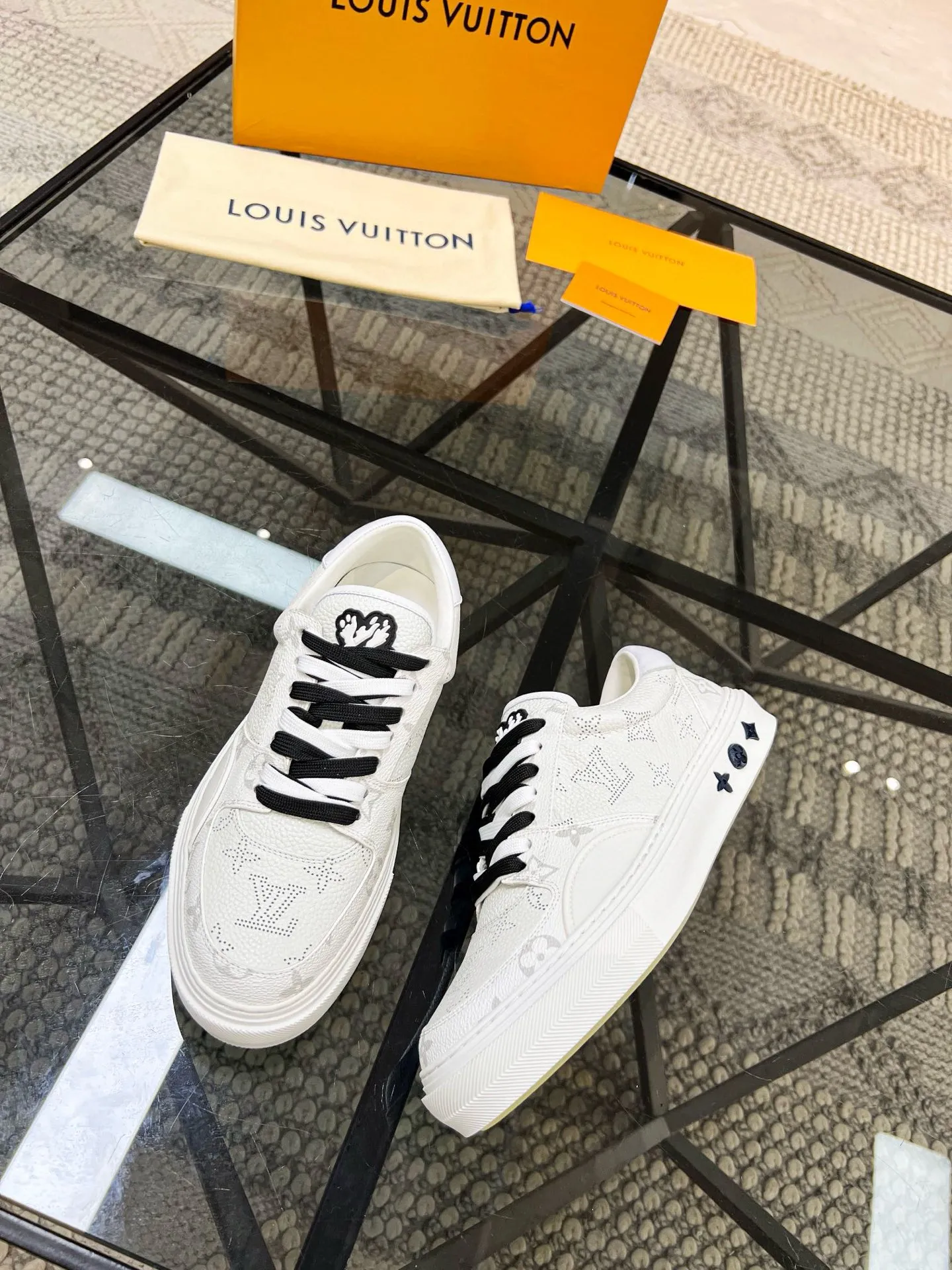 Factory price: 438💰LV top purchasing agent 🇮🇹 Lu Street Male God’s popular casual sneakers counter synchronized, uppers imported from Italy cowhide fabrics, colorful and complex handicrafts, imported water-dyed cowhide lining cowhide foot pads Soles: original soles specially provided by the factory, TPU exclusive movable molded soles super comfortable, original factory single goods, 🔍🔍high quality, you can enter and exit the counter at will, welcome to compare, code number 38-44 (45 can be ordered)